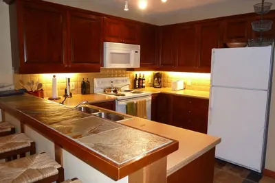 Image de La neige vole! Ph 215 est un plus grand 1 Br / den w / pente et village vues :)