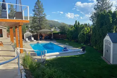 Image de Piscine, bain à remous et la montagne, se détendre et profiter de vivre le rêve de l'Okanagan