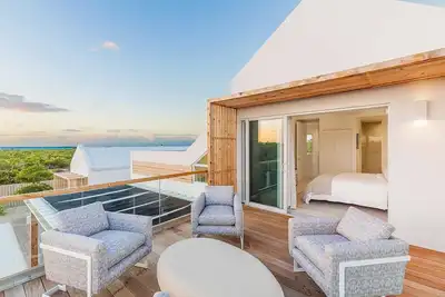 Image de Profitez du coucher de soleil sur la grande terrasse! Villa neuve de luxe dans une enclave fermée.