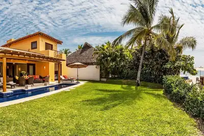 Image de Belle maison en bord de mer avec piscine