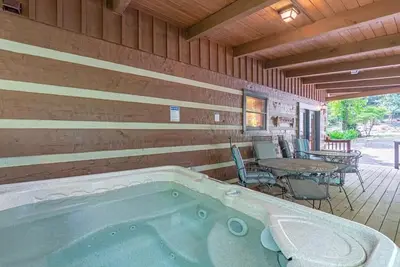 Image de A White Tail Ridge - À proximité des attractions de la campagne, Cabine de charme avec spa - 10% de remise de dernière minute - réduction incluse dans la soumission en ligne