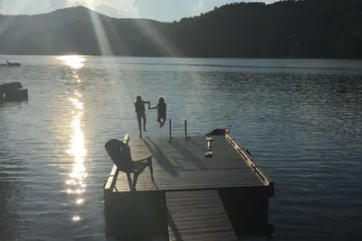 Image de 3 Br w / Loft Gated Accueil Waterfront. Vues lac / montagne! Quai privé. 8 personnes