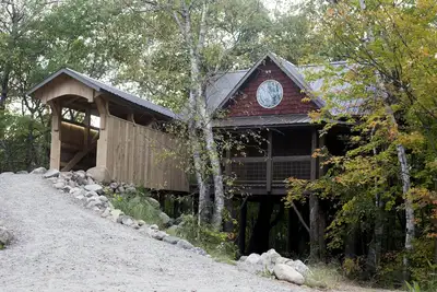 Image de Une cabane dans les arbres quatre saisons avec toutes les commodités d'une maison