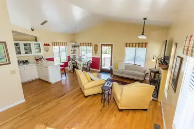 Image de Marcher à Courthouse Square et Whiskey Row de cette maison de charme!