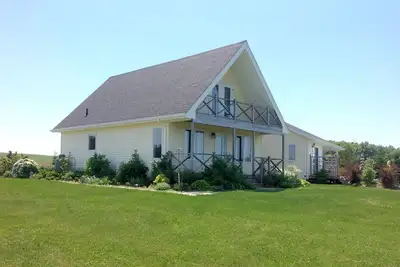 Image de Hillside Haven avec vue sur l'océan, Minutes to Shore Beach de Cousin!