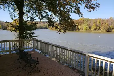 Image de The Point est une location de front de mer avec quai couvert Ă Rocky Point dans l'Indiana