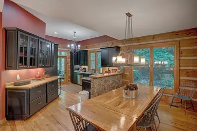 Image de Bâtons et pierres / Maison de luxe / 3200 pieds carrés / 10 couchages / Animaux acceptés, Fire Pit, près des attractions de High Country -10% Remise de dernière minute - remise incluse dans le devis en ligne