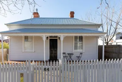 Image de Bird House - Cabane romantique au bord de la rue Piper
