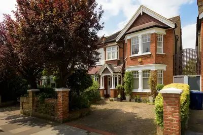 Image de Maison de luxe de 5 chambres pour les familles avec jardin et parking gratuit