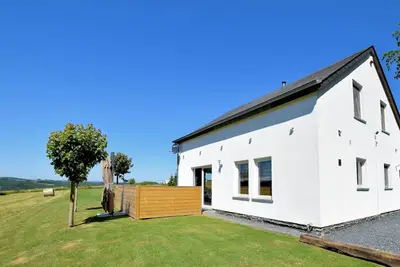 Image de Maison de vacances א Nadrin Filly avec jardin