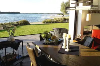 Image de Nouvelle maison de plage moderne - juste au bord de l'eau - grande terrasse sur le toit / WiFi gratuit