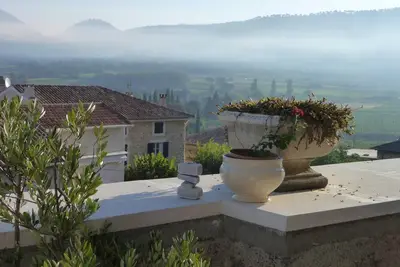 Image de Maison moderne et confortable située sur les murs de la ville médiévale