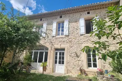 Image de Maison de maître en pierre avec jardin et piscine l'été (juin à septembre)