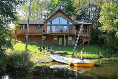Image de Accueil Lakeside Haven sur le lac Birch, peut accueillir jusqu'à 12 personnes.