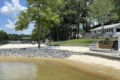 Image de Nouvelle Liste! ! Plage privée + bateau - Superbe chalet au bord du lac entouré d'eau