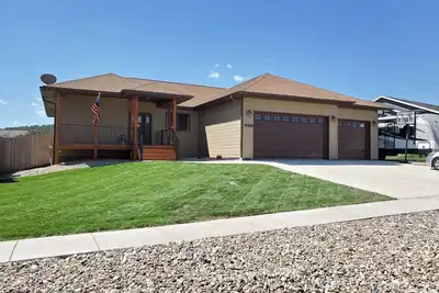 Image de 5 chambres, terrasse couverte, bain à remous et accès complet aux Black Hills