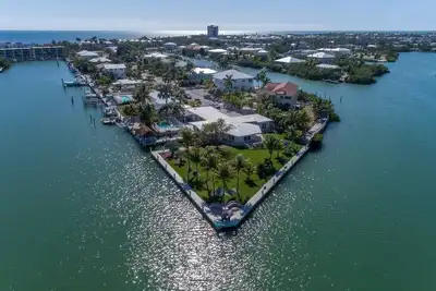 Image de Spectacle de coin composé sur le meilleur canal océan 5br 5 Ba de Coco Plum avec piscine privée