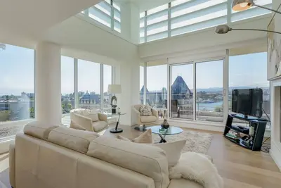 Image de Vues panoramiques de 12th Floor Condo de luxe, climatisation, piscine et parking