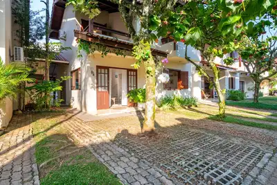Image de Maison dans résidence fermée, 04 suites, excellent emplacement.