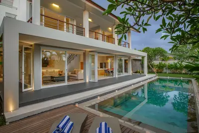 Image de Villa de 3 chambres à 4 chambres avec piscine près du club Finns, service de ménage quotidien.