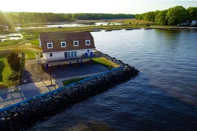 Image de Bord de l'eau, eau tout autour, escapade paisible en famille