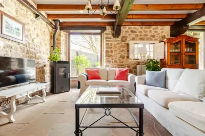 Image de Maison à côté de 6 personnes