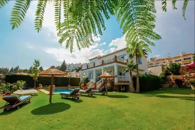 Belle villa moderne et spacieuse; dort 15. Piscine privée et jacuzzi