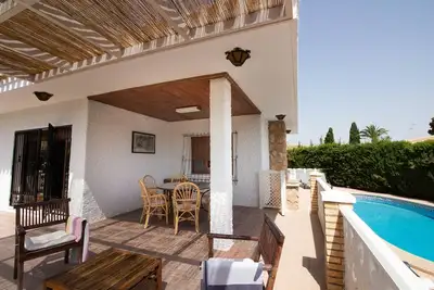 Image de Villa confortable et familiale. Jardin et piscine privés. Wifi.