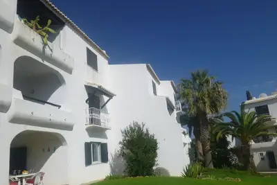 Image de Appartement de jardin élégant de 2 chambres à quelques pas de la piscine et de la plage