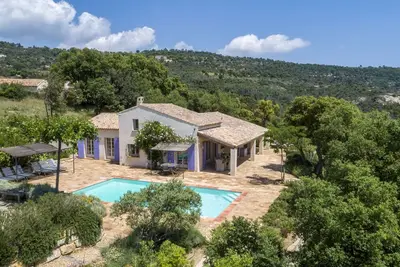 Villa climatisée, 8 couchages, vue imprenable, piscine chauffée, près du Plan de la Tour