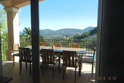 Image de belle villa 200m2 sur les hauteurs vue mer piscine privée standing confort