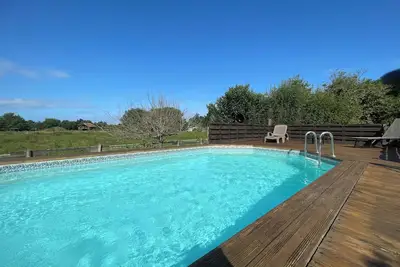 Image de Havre de paix avec piscine à proximité du port et de la plage