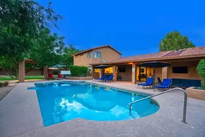 Image de Piscine chauffée, bain à remous, pataugeoire, maison d'hôtes et plus encore!