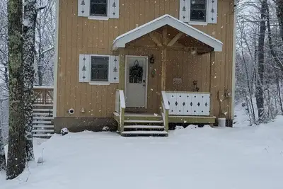 Image de Une maison confortable avec vue sur la montagne en hiver