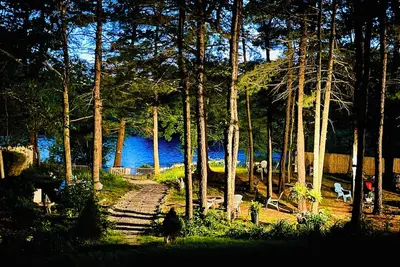 Image de Clear Pond Getaway Inn, propriété privée au bord de la plage de Cape Cod à Plymouth!