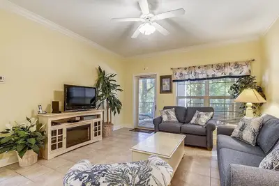 Image de 108 North Shore Place ~ Emplacement idéal à la plage et à quelques pas de Coligny Plaza!