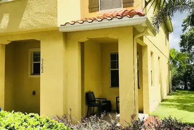 Image de Toute nouvelle maison de ville de coin Disney mise à jour