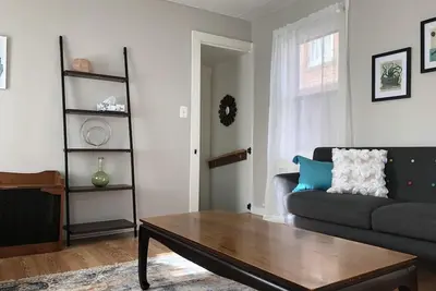 Image de Bright & Spacious 1Bed Downtown Troy Garden Apt.