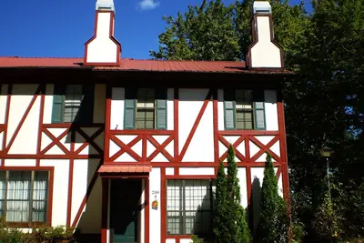 Image de Downtown Helen Off Main près de New Coaster! Jetted Tub * Sunroom * Great Views!