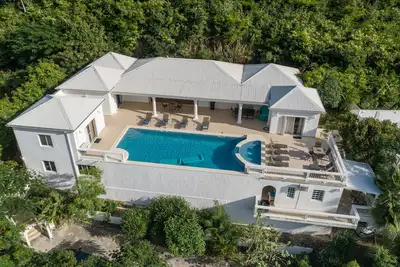 Image de Villa très privée avec de superbes vues sur Simpson Bay dans une communauté fermée