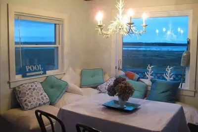 Image de Bright Beach Cottage, Vues sur la mer, Chiens Ok, Lune de miel, Mariages