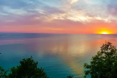 Image de 105 'de la plage privée du lac Mi. Réservez en octobre pour les meilleures couleurs d'automne.