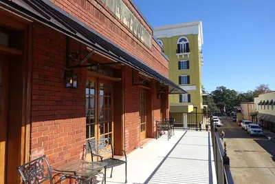 Image de Marche pour le festival de la tarte à la viande de Natchitoches, salon de l'automobile, visite des maisons et lumières de Noël