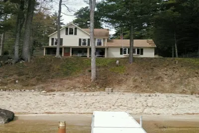 Image de Belle maison au bord du lac sur le lac Sebago, à 100 pieds de la plage de sable