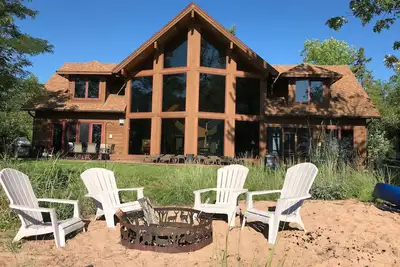 Image de Magnifique chalet supérieur - Sentiers de motoneige / Vtt à 100 mètres de la porte d'entrée!