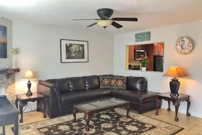 Image de Mignon 2 Bd / 2ba Oceanside House. Un pâté de maisons à la plage!