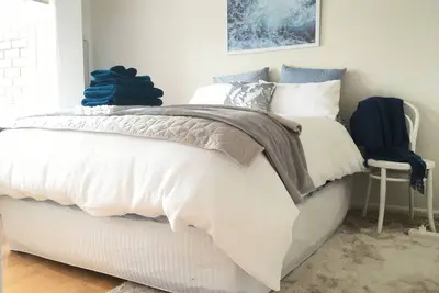 Image de Little Vella, 2 chambres 1 salle de bain. Parking sécurisé. Wifi gratuit. Immaculée propre