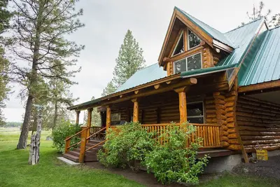 Image de Crater Lake et Log Home sur la rivière Williamson ------ Lonesome Duck Ranch