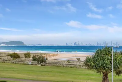 Image de Kirra Vista 9 - Kirra Beachfront - Min. Séjours de 3 nuits!