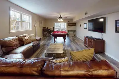 Image de Grande maison avec 6 chambres, bain à remous, tables de billard et ping-pong, et foyer